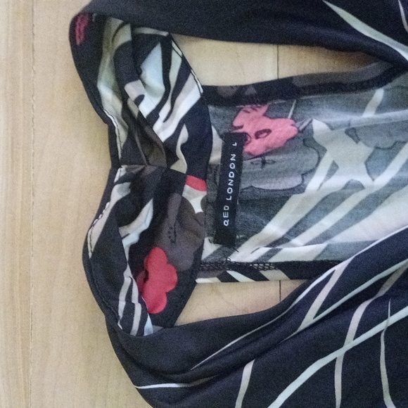 Qed London silky floral sleeveless dress Medium - Picture 3 of 3